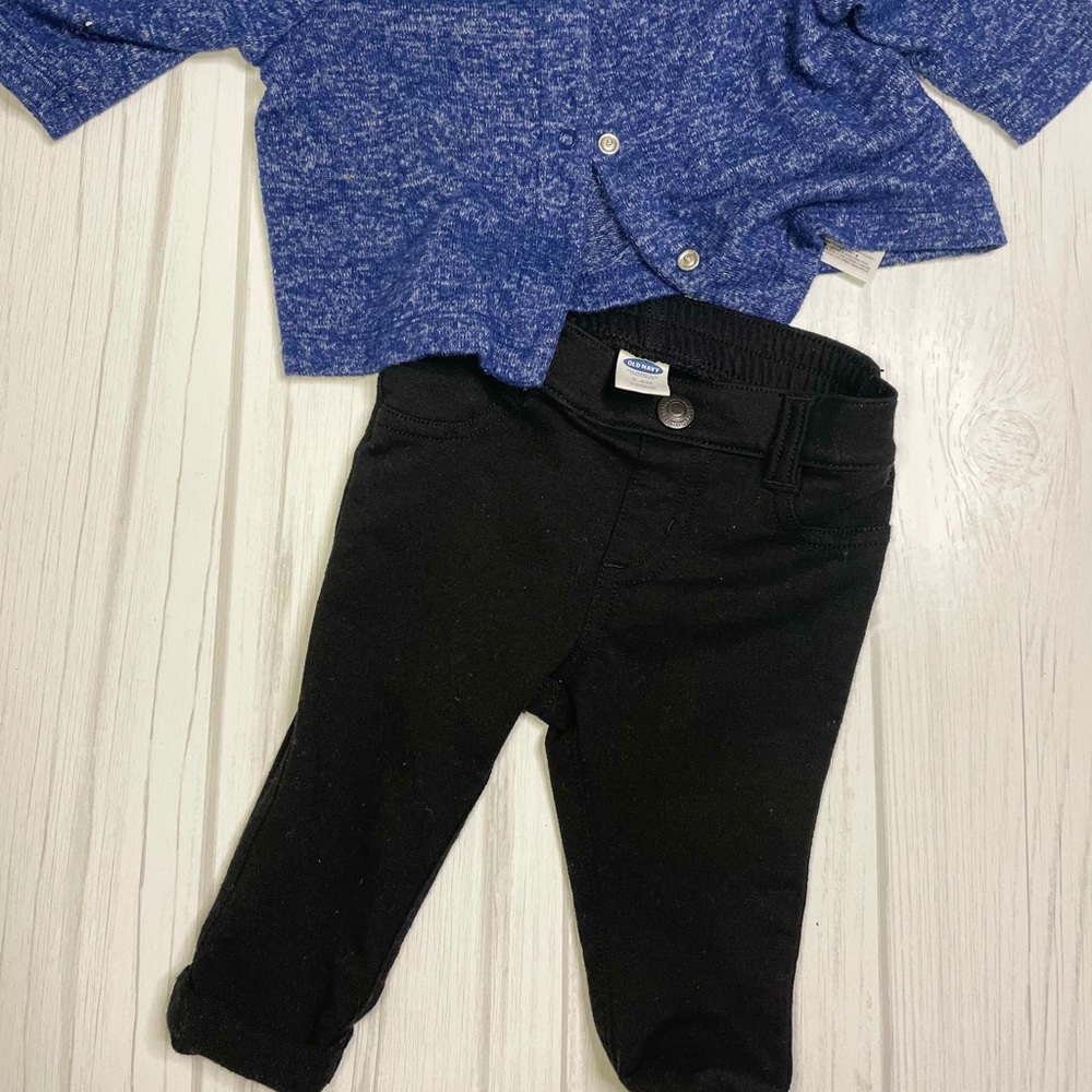 Blue sweater + black jeggings